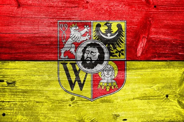 Bandera de Wroclaw con Escudo de Armas, Polonia, pintada sobre fondo de madera vieja — Foto de Stock