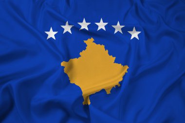 Kosova bayrağı sallayarak