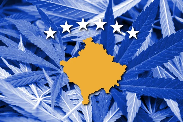 Bandiera del Kosovo, su sfondo cannabis — Foto Stock