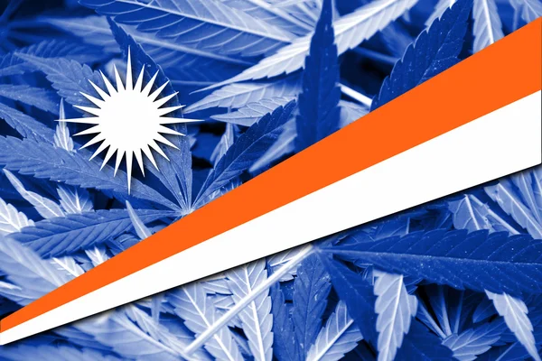 Marshallöarna, flagg på cannabis bakgrund — Stockfoto