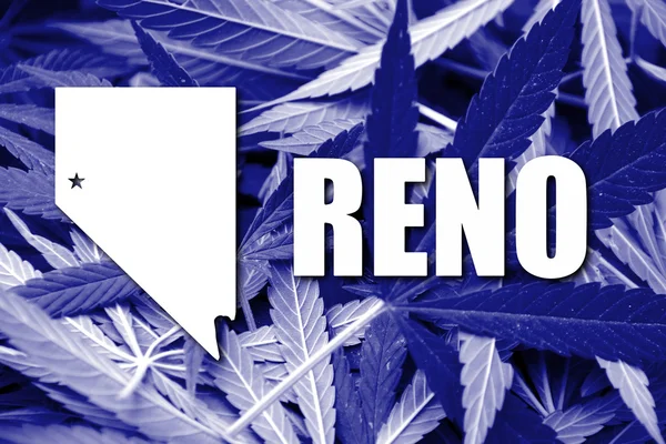 Bandeira de Reno, Nevada, sobre fundo de cannabis — Fotografia de Stock