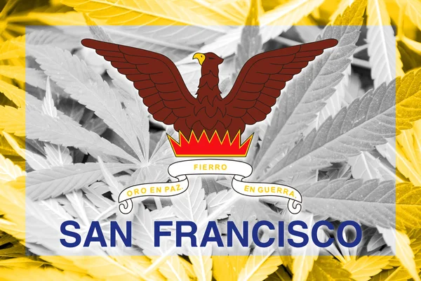 Flaggan i San Francisco, Kalifornien, på cannabis bakgrund — Stockfoto