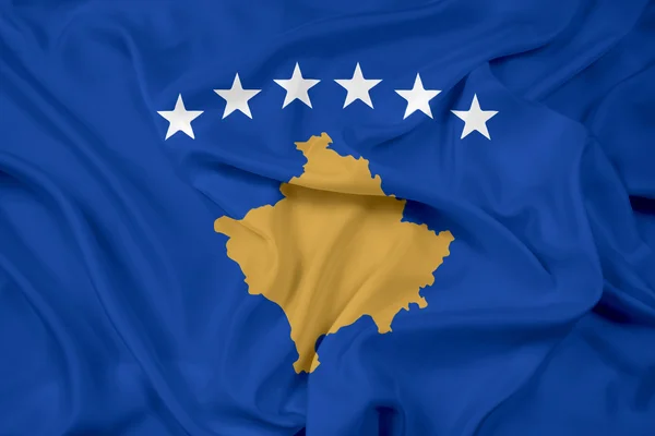 Размахивая флагом Косово — стоковое фото