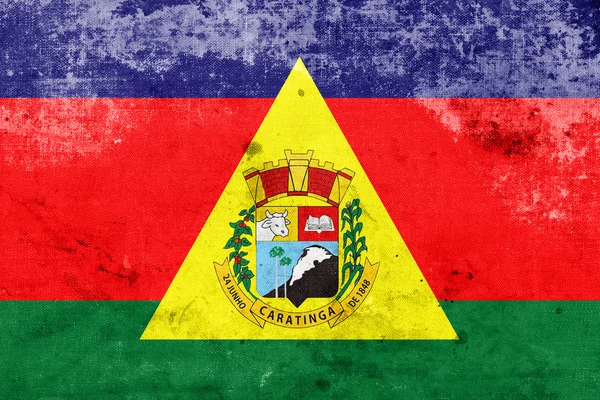 빈티지 하 고 오래 된 얼굴로 Caratinga, 브라질의 국기 — 스톡 사진