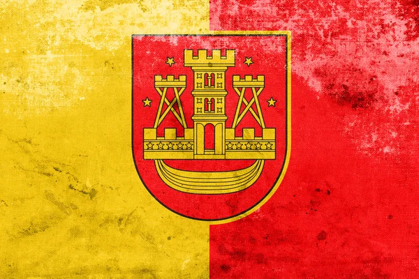 빈티지 하 고 오래 된 얼굴로 도시 클라이페다, 리투아니아의 국기 — 스톡 사진