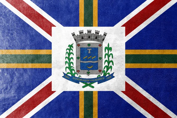 Прапор Governador Valadares, Мінас Gerais держави, Бразилія — стокове фото