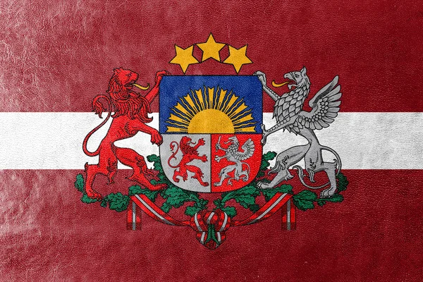 Bandera de Letonia con Escudo de Armas, pintado sobre textura de cuero —  Fotos de Stock