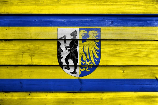 Флаг Бытома, Польша, раскрашенный на старом деревянном фоне — стоковое фото