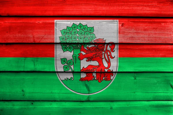 Flagge von Liepaja, Lettland, gemalt auf altem Holzdielen-Hintergrund — Stockfoto