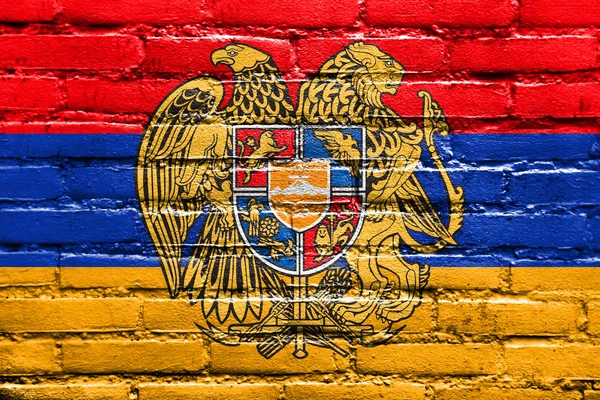 Flagge von Armenien mit Wappen, gemalt auf Ziegelwand — Stockfoto