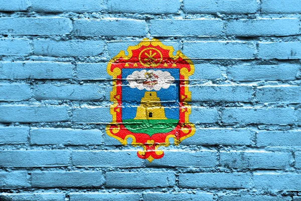 Bandeira de Ayacucho, Peru, pintada na parede de tijolo — Fotografia de Stock