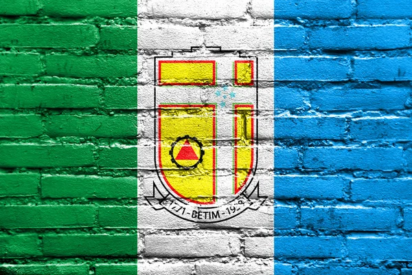 Bandeira de Betim, Minas Gerais, Brasil, pintada em parede de tijolo — Fotografia de Stock