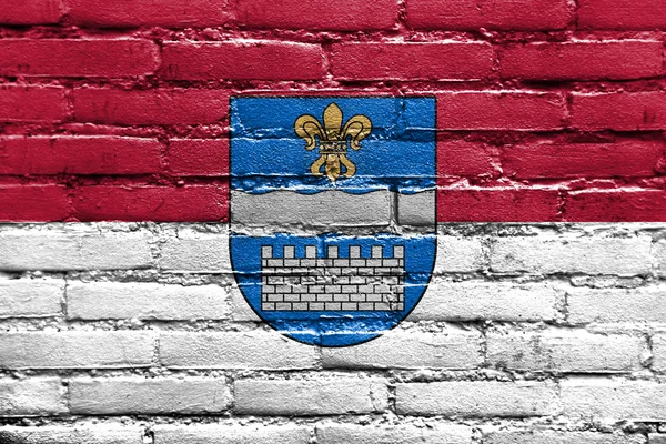 Bandera de Daugavpils, Letonia, pintada sobre pared de ladrillo — Foto de Stock