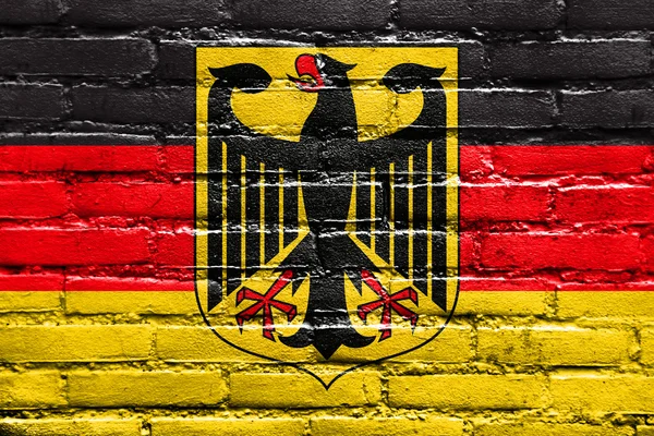 Drapeau de l'Allemagne avec armoiries, peint sur un mur de briques — Photo