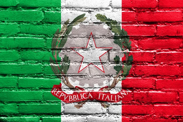 Vlag van Italië met embleem, geschilderd op bakstenen muur — Stockfoto