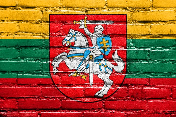 レンガの壁に描かれた紋章にリトアニアの旗 — ストック写真
