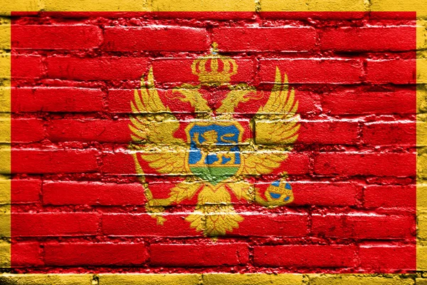 Флаг Черногории, раскрашенный на кирпичной стене — стоковое фото