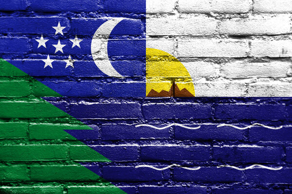 Флаг Пайты, Перу, расписанный на кирпичной стене
