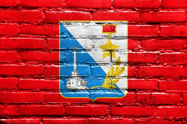 Флаг Севастополя, Украина, раскрашенный на кирпичной стене — стоковое фото