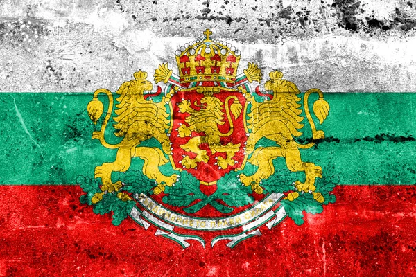Vlag van Bulgarije met wapenschild, geschilderd op vuile muur — Stockfoto