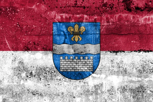 Flagge von Daugavpils, Lettland, an schmutzige Wand gemalt — Stockfoto