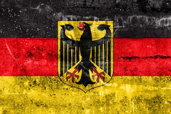 Bandera de Alemania con Escudo de Armas, pintada sobre pared sucia — Foto de Stock