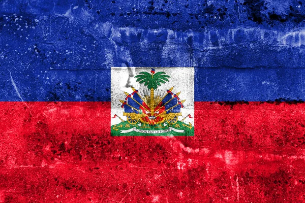 Drapeau d'Haïti avec armoiries, peint sur un mur sale — Photo