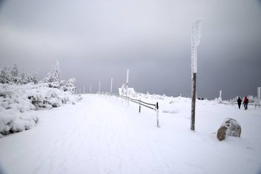 Sniezka 'ya turist yolu (Çek Cumhuriyeti ile Polonya arasındaki sınır). Kış manzarası. Dev Dağlar, Polonya, Avrupa.