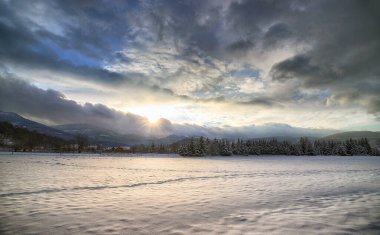 Gün batımının başlangıcında Karpacz civarından güzel bir kış manzarası. Sniezka ve Mala Kopa 'ya bakın. Dev Dağlar, Polonya, Avrupa.