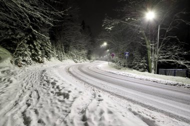 KARPACZ, POLAND - 06 Ocak 2021: Karpacz Olimpijska Caddesi, geceleyin. Kış manzarası. Dev Dağlar, Polonya, Avrupa.