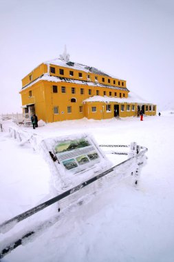 KARPACZ, POLAND - 06 Ocak 2021: dağ sığınağı Dom Slaski. Kış manzarası. Dev Dağlar, Polonya, Avrupa.