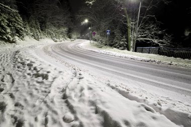 KARPACZ, POLAND - 06 Ocak 2021: Karpacz Olimpijska Caddesi, geceleyin. Kış manzarası. Dev Dağlar, Polonya, Avrupa.