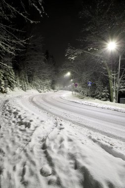 KARPACZ, POLAND - 06 Ocak 2021: Karpacz Olimpijska Caddesi, geceleyin. Kış manzarası. Dev Dağlar, Polonya, Avrupa.