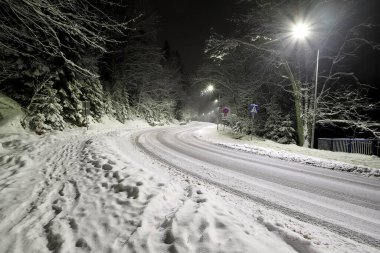 KARPACZ, POLAND - 06 Ocak 2021: Karpacz Olimpijska Caddesi, geceleyin. Kış manzarası. Dev Dağlar, Polonya, Avrupa.