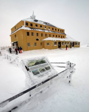 KARPACZ, POLAND - 06 Ocak 2021: dağ sığınağı Dom Slaski. Kış manzarası. Dev Dağlar, Polonya, Avrupa.
