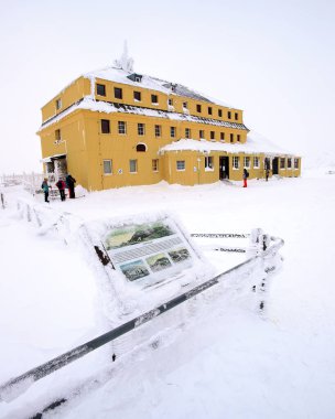 KARPACZ, POLAND - 06 Ocak 2021: dağ sığınağı Dom Slaski. Kış manzarası. Dev Dağlar, Polonya, Avrupa.