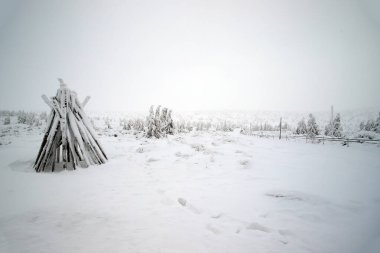 KARPACZ, POLAND - HAZİRAN 06, 2021: Sniezka 'ya giden turist yolu (Çek Cumhuriyeti ile Polonya arasındaki sınırdaki dağ). Kış manzarası. Dev Dağlar, Polonya, Avrupa.