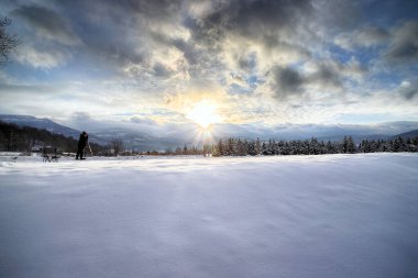 KARPACZ, POLAND - 07 Ocak 2021: Günbatımının başlangıcında Karpacz civarından güzel bir kış manzarası. Sniezka ve Mala Kopa 'ya bakın. Dev Dağlar, Polonya, Avrupa.