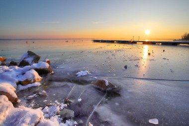MIETKOW, POLAND - HAZİRAN 01, 2021: Donmuş Mietkow Gölü üzerinde, son derece düşük sıcaklıklarda güzel bir günbatımı. Wroclaw yakınlarındaki Mietkow, Polonya, Avrupa.