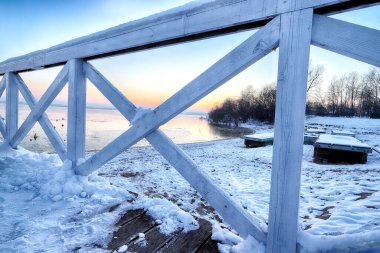 MIETKOW, POLAND - HAZİRAN 01, 2021: donuk Mietkow Gölü 'nde iskele, gün batımından hemen sonra, son derece düşük sıcaklıklarda. Polonya, Avrupa.