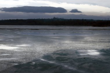 MIETKOW, POLAND - Şubat 2003, 2021: Wroclaw, Polonya, Avrupa yakınlarındaki Mietkow gölünde kış manzarası.