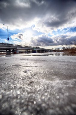 WROCLAW, POLAND - 19 Şubat 2021: Erime sırasında Oder Nehri ile Widawa Nehri arasındaki kanal. Wroclaw, Polonya, Avrupa 'daki Strachocinski Köprüsü' nün çevresi.