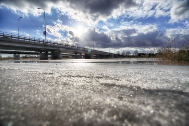 WROCLAW, POLAND - 19 Şubat 2021: Erime sırasında Oder Nehri ile Widawa Nehri arasındaki kanal. Wroclaw, Polonya, Avrupa 'daki Strachocinski Köprüsü' nün çevresi.
