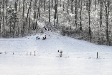KARPACZ, POLAND - 07 Ocak 2021: kızak yarışı için tepe. Karpacz civarından güzel bir kış manzarası. Dev Dağlar, Polonya, Avrupa.