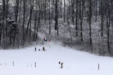 KARPACZ, POLAND - 07 Ocak 2021: kızak yarışı için tepe. Karpacz civarından güzel bir kış manzarası. Dev Dağlar, Polonya, Avrupa.
