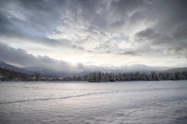 KARPACZ, POLAND - 07 Ocak 2021: Günbatımının başlangıcında Karpacz civarından güzel bir kış manzarası. Sniezka ve Mala Kopa 'ya bakın. Dev Dağlar, Polonya, Avrupa.
