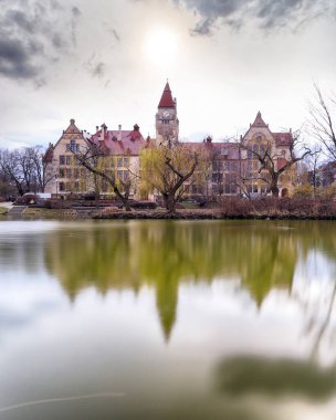 WROCLAW, POLAND - 28 Mart 2021: Wroclaw, Polonya, Avrupa 'daki Boleslaw Prus Caddesi' ndeki Wroclaw Üniversitesi Mimarlık Fakültesi 'nin parktaki havuzu.
