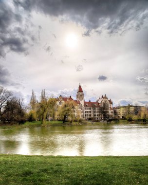 WROCLAW, POLAND - 28 Mart 2021: Wroclaw, Polonya, Avrupa 'daki Boleslaw Prus Caddesi' ndeki Wroclaw Üniversitesi Mimarlık Fakültesi 'nin parktaki havuzu.