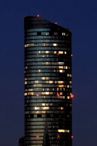 ポーランドのヴロツワフ エイプリル04 2021 日没直後 ポーランドで最も高い住宅ビル 212M であるスカイタワー ポーランド ヴロツワフ ヨーロッパのユニークな建築プロジェクト — ストック写真