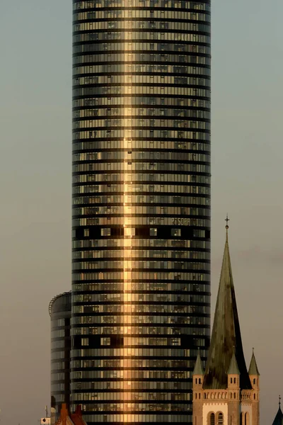 ポーランドのヴロツワフ エイプリル04 2021 日没時に ポーランドで最も高い住宅ビル 212M であるスカイタワー ポーランド ヴロツワフ ヨーロッパのユニークな建築プロジェクト — ストック写真